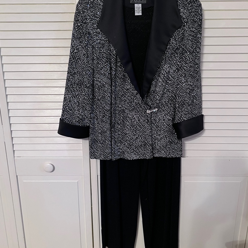 “Alex Evenings” Black Textured Blazer/ pants. NWOT Momof Bride/Gro
H-42